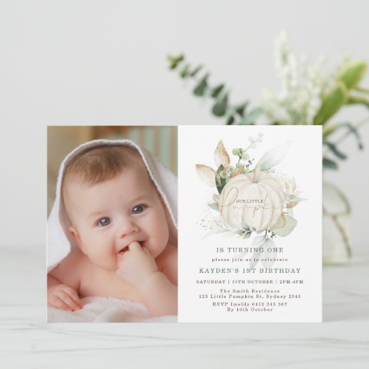 グリーンモダンリー金ゴールドリトルパンプキン誕生日フォト 招待状 (スタンド正面)