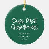 グリーンモダン私たちの初めてのクリスマスの結婚した写真 セラミックオーナメント (正面)