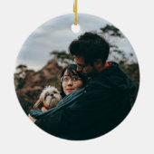 グリーンモダン私たちの初めてのクリスマスの結婚した写真 セラミックオーナメント (裏面)