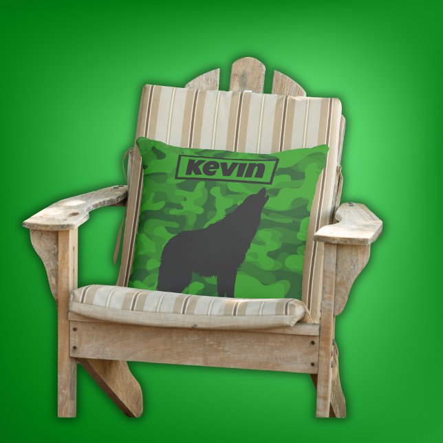 グリーンモダン迷彩柄ブラックウルフシルエットモノグラム | アウトドアクッション (クリエイターアップロード済み)