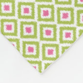 グリーンモノグラムのピンクダイヤモンドイカットパターン フリースブランケット (角)