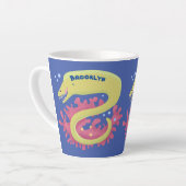 グリーンモレイウナギおもしろいアニメイラストレーション カフェラテマグ (左アングル)