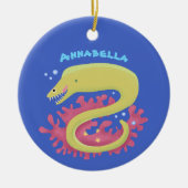 グリーンモレイウナギおもしろいアニメイラストレーション セラミックオーナメント (正面)