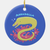 グリーンモレイウナギおもしろいアニメイラストレーション セラミックオーナメント (裏面)