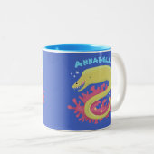 グリーンモレイウナギおもしろいアニメイラストレーション ツートーンマグカップ (正面右)