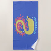 グリーンモレイウナギおもしろいアニメイラストレーション ビーチタオル (正面)