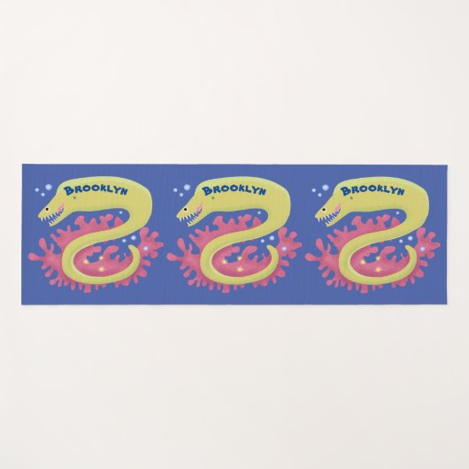 グリーンモレイウナギおもしろいアニメイラストレーション ヨガマット (正面(横))