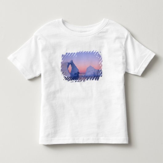 グリーンランド、日没時の氷山 トドラーTシャツ (正面)