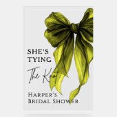 グリーンリボンのウェルカムサイン She's Tying The Knot アクリルサイン (正面)