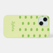 グリーンリンゴ模様モノグラム iPhone 15ケース (裏面横)