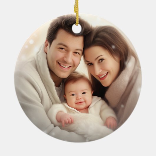 グリーンリージオメトリック私たちの初めてのクリスマス婚約したサー セラミックオーナメント (裏面)