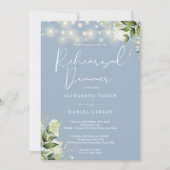 グリーンリースのストリングライト ダスティーブルーのリハーサルディナー 招待状 (正面)