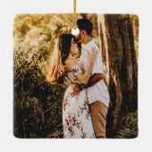 グリーンリーモノリンフラワー初めてのクリスマス 婚約した セラミックオーナメント (裏面)