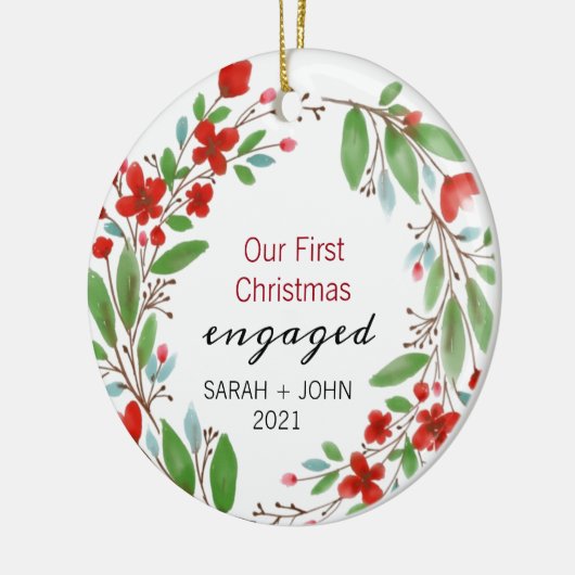 グリーンリーレッドリース初めてのクリスマスカスタム婚約した セラミックオーナメント (左)