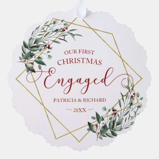 グリーンリー幾何学私たちの初めてのクリスマス 婚約した オーナメントカード (裏面)