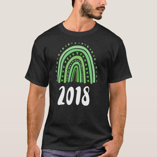 グリーンレインボーイヤー誕生2018誕生日 Tシャツ (正面)