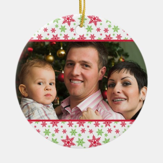 グリーンレッドスノーフレーク模様クリスマスフォト セラミックオーナメント (正面)