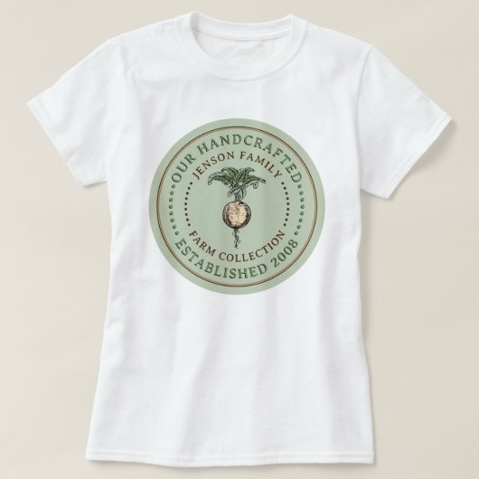 グリーンロゴにラベルのカブを生産するファミリーファーム Tシャツ (デザイン正面)