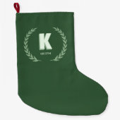 グリーンローレルリースのイニシャルKモノグラム ラージクリスマスストッキング (正面)