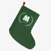 グリーンローレルリースのイニシャルMモノグラム ラージクリスマスストッキング (正面 (吊り時))