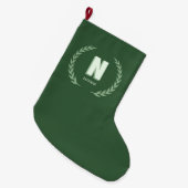 グリーンローレルリースのイニシャルNモノグラム ラージクリスマスストッキング (正面 (吊り時))