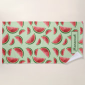 グリーン上のスイカ果実模様名前をカスタムする ビーチタオル (正面)