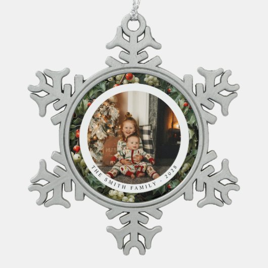 グリーン伝統的ホリーホリデーフォト スノーフレークピューターオーナメント (正面)