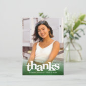グリーン卒業写真はっきりしたタイポグラフィモダン サンキューカード (スタンド正面)