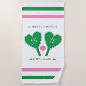 グリーン名門私立校風のとピンクの結婚ピックボール ビーチタオル (正面)