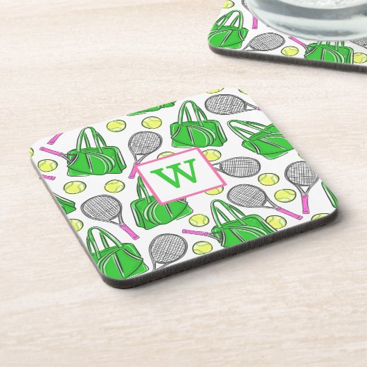 グリーン名門私立校風のピンクテニスラケットバッグボールイニシャル コースター (左側)