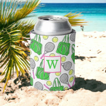 グリーン名門私立校風のピンクテニスラケットバッグボールイニシャル