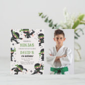 グリーン忍者戦士武術アーツ誕生日写真 招待状 (スタンド正面)