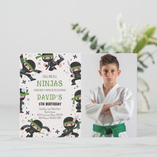 グリーン忍者戦士武術アーツ誕生日写真 招待状 (スタンド正面)