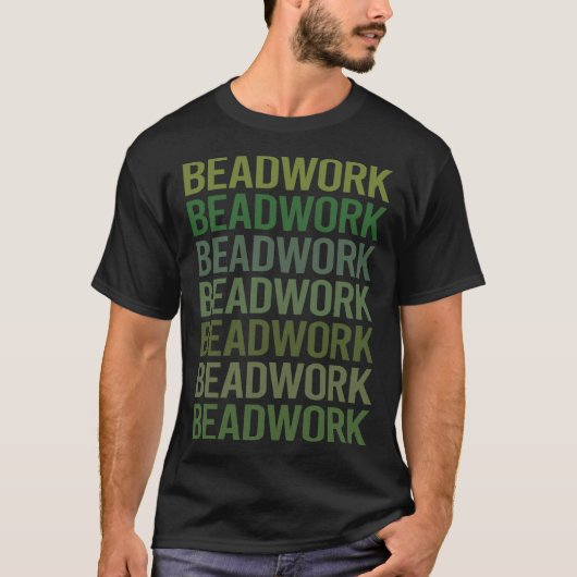 グリーン文字ビーチワークビーディングビーズ Tシャツ (正面)