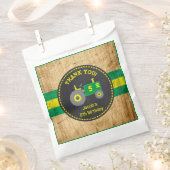 グリーン素朴イエロートラクターオンウッドバースデーパーティー フェイバーバッグ (クリップ留めされた状態)