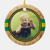 グリーン素朴トラクター初めてのクリスマスウッドフォト セラミックオーナメント (裏面)