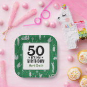グリーン草を持つゴルファーのためのゴルフ50番目の誕生日 ペーパープレート (パーティー)