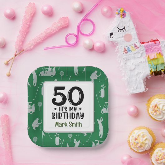 グリーン草を持つゴルファーのためのゴルフ50番目の誕生日 ペーパープレート (パーティー)