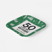 グリーン草を持つゴルファーのためのゴルフ50番目の誕生日 ペーパープレート (傾斜あり)