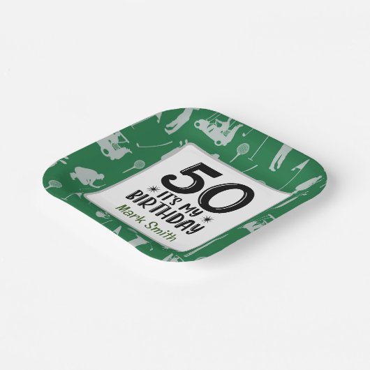 グリーン草を持つゴルファーのためのゴルフ50番目の誕生日 ペーパープレート (傾斜あり)