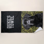 グリーン迷彩柄ブラックラボドッグ飼育動物名ペット ビーチタオル (正面)