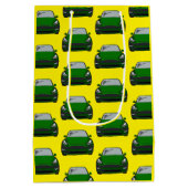 グリーン電気自動車SUV車の黄色の背景 ミディアムペーパーバッグ (裏面)