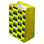 グリーン電気自動車SUV車の黄色の背景 ミディアムペーパーバッグ (裏面アングル)