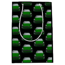 グリーン電気自動車SUV車の黒の背景