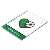 グリーン・サッカーが子どもの選手をネーム&ボストライプのール ノートブック (左側)