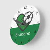 グリーン・サッカーが子どもの選手をネーム&ボストライプのール ラウンド壁時計 (傾斜)