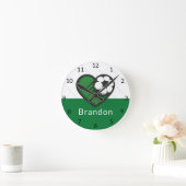グリーン・サッカーが子どもの選手をネーム&ボストライプのール ラウンド壁時計 (ホーム)