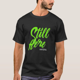 グリーン・スティル・ヒア。ヘイターズ。グリーングラフィック Tシャツ