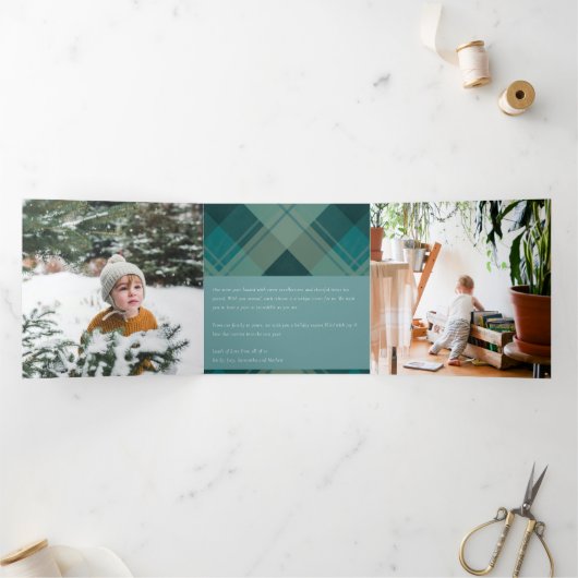 グリーン ブルー ティール プラッド 7 枚の写真 楽しいクリスマス 三つ折りクリスマスカード (内部)