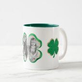 グリーン&金ゴールドグリッタークローバー写真 ツートーンマグカップ (正面右)